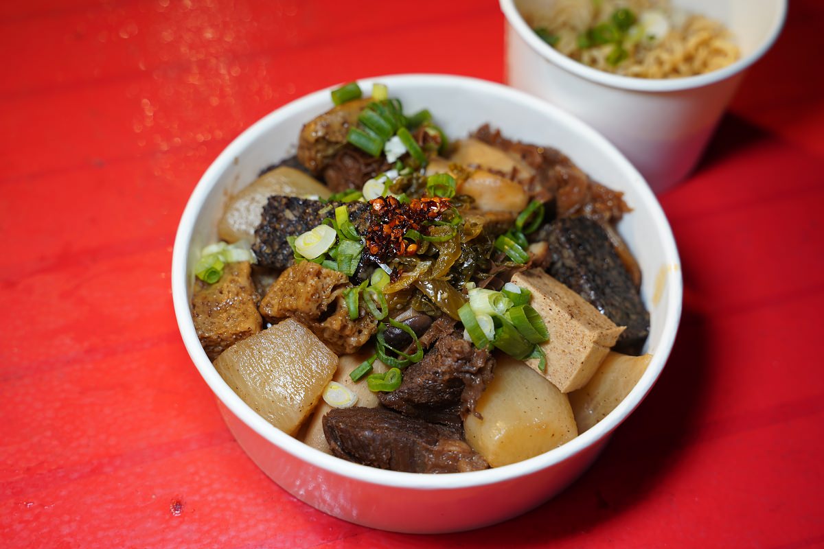 【新竹後站夜市美食推薦】獨家醬汁小火燉煮 美味必吃香噴牛三寶 老拌 香噴牛三寶