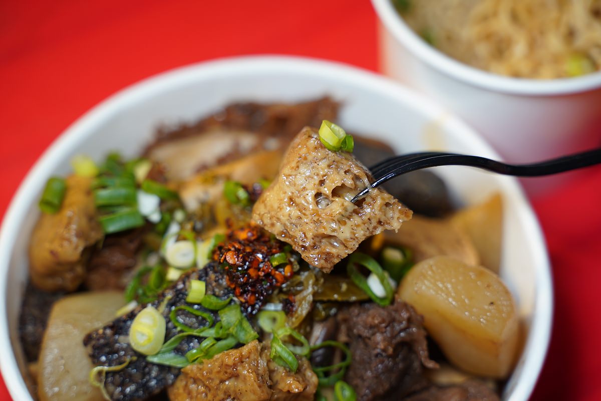 【新竹後站夜市美食推薦】獨家醬汁小火燉煮 美味必吃香噴牛三寶 老拌 香噴牛三寶