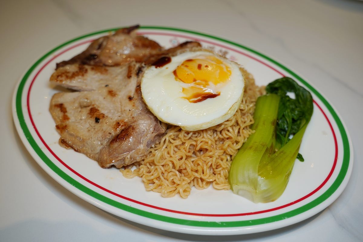 【桃園藝文特區美食推薦】藝文特區異國美食好選擇 美味必點鐵板雙豬撈麵/蝦仁滑蛋飯 永芯茶檔茶餐廳桃園南平店