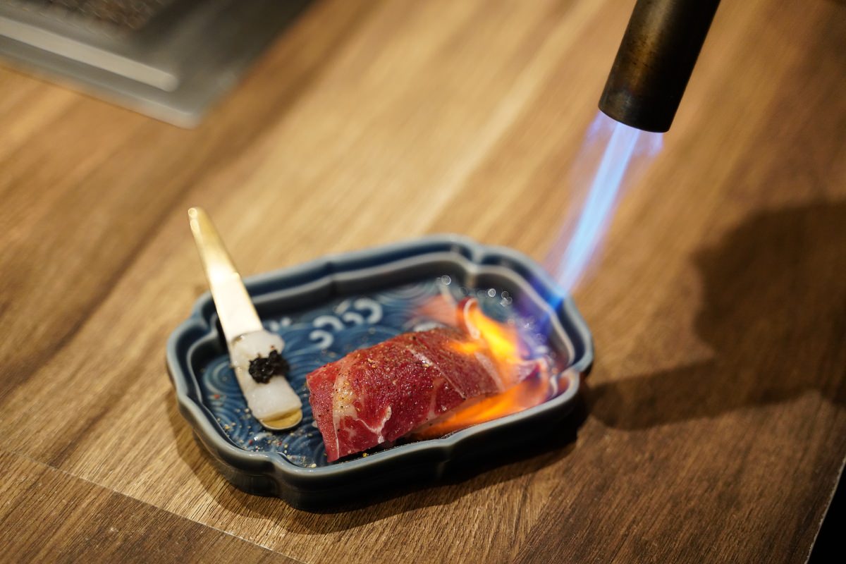 【台中逢甲燒肉推薦】全台首創個人旋轉無菜單燒肉必點寶藏和牛 深夜燒肉首選免千10道料理給你滿滿儀式感 札卡燒肉逢甲店