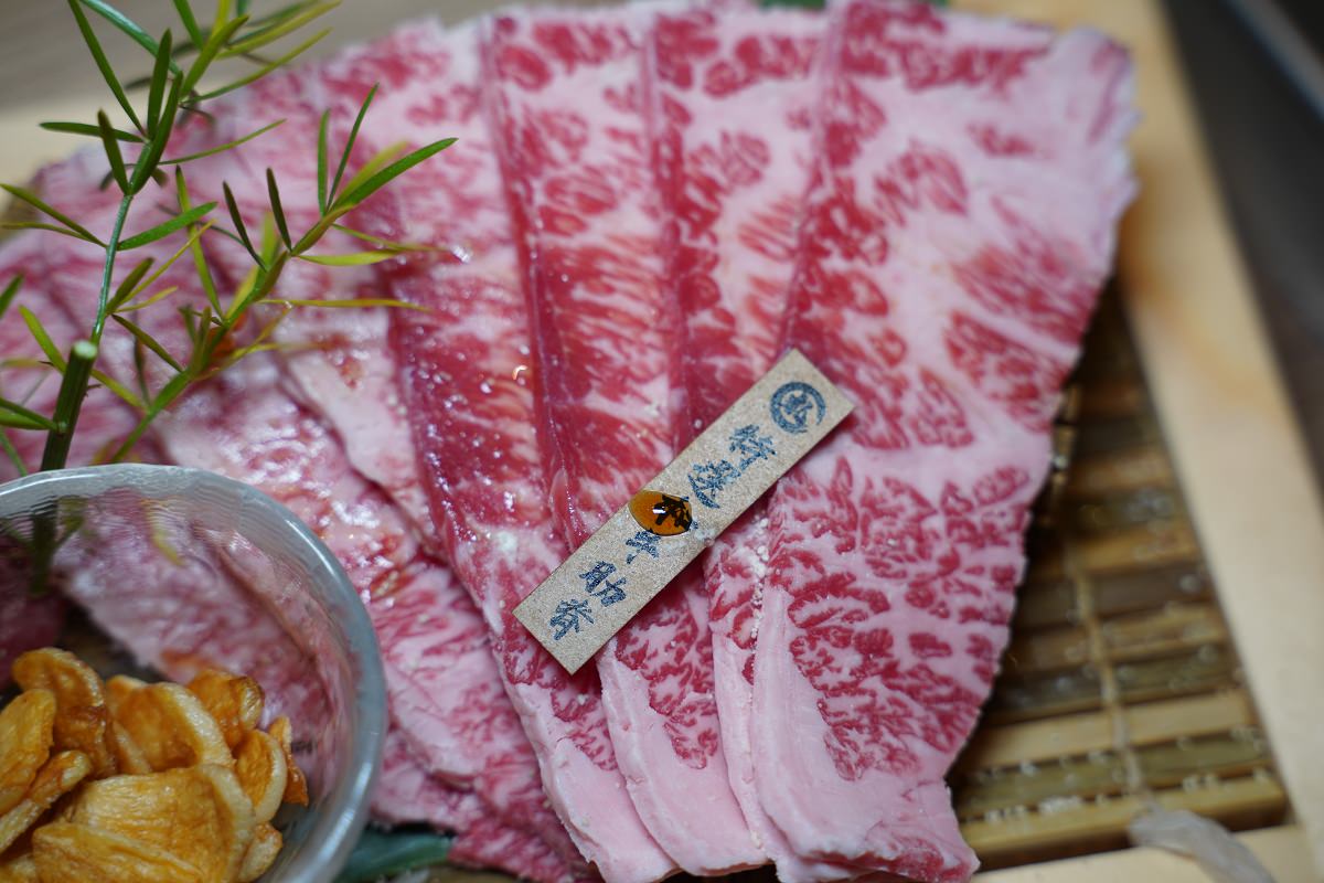 【台中逢甲燒肉推薦】全台首創個人旋轉無菜單燒肉必點寶藏和牛 深夜燒肉首選免千10道料理給你滿滿儀式感 札卡燒肉逢甲店