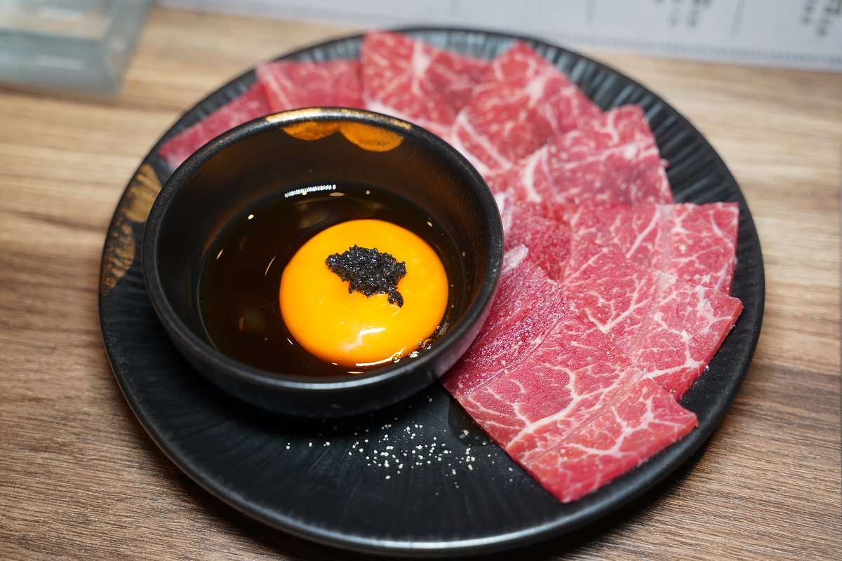 【台中逢甲燒肉推薦】全台首創個人旋轉無菜單燒肉必點寶藏和牛 深夜燒肉首選免千10道料理給你滿滿儀式感 札卡燒肉逢甲店