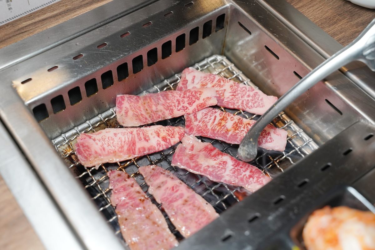 【台中逢甲燒肉推薦】全台首創個人旋轉無菜單燒肉必點寶藏和牛 深夜燒肉首選免千10道料理給你滿滿儀式感 札卡燒肉逢甲店