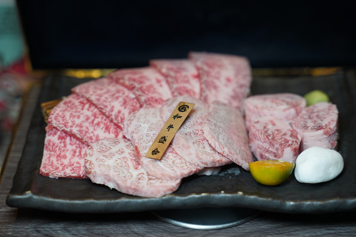 【台中逢甲燒肉推薦】全台首創個人旋轉無菜單燒肉必點寶藏和牛 深夜燒肉首選免千10道料理給你滿滿儀式感 札卡燒肉逢甲店