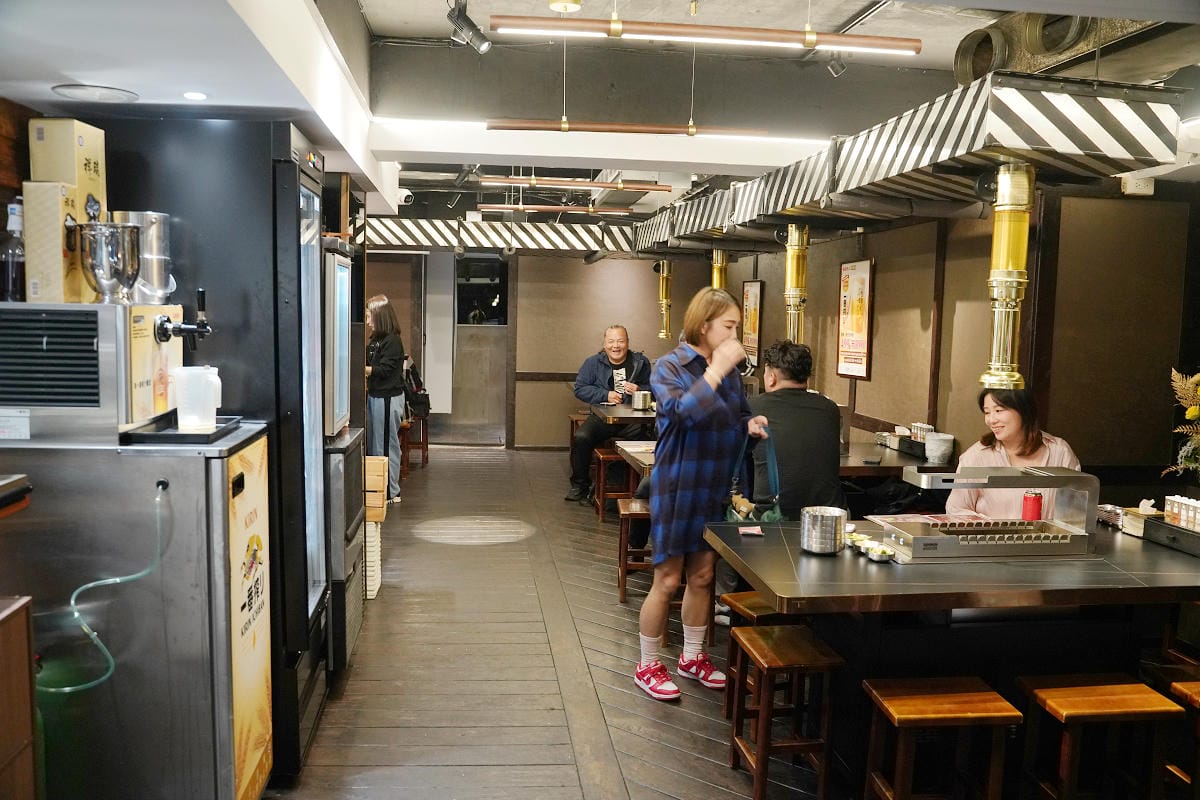 【羊騷殿台北忠孝店】台北東區串燒店推薦 自動旋轉燒烤超方便 人氣必點羊肉串/紅燒帶皮羊肉爐