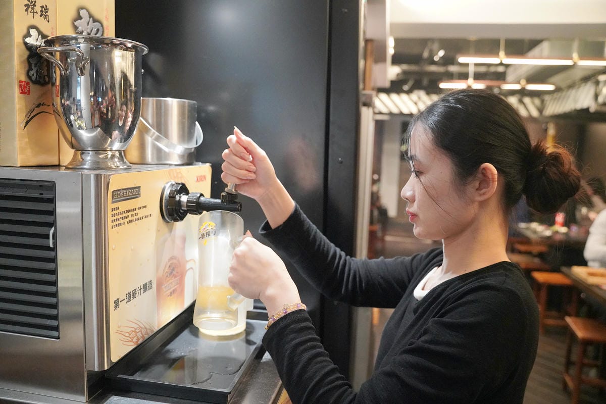 【羊騷殿台北忠孝店】台北東區串燒店推薦 自動旋轉燒烤超方便 人氣必點羊肉串/紅燒帶皮羊肉爐