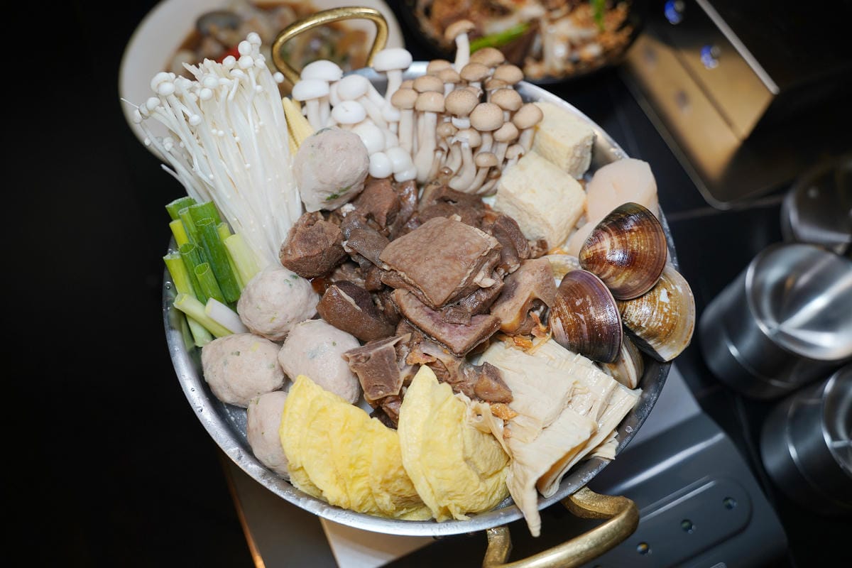 【羊騷殿台北忠孝店】台北東區串燒店推薦 自動旋轉燒烤超方便 人氣必點羊肉串/紅燒帶皮羊肉爐