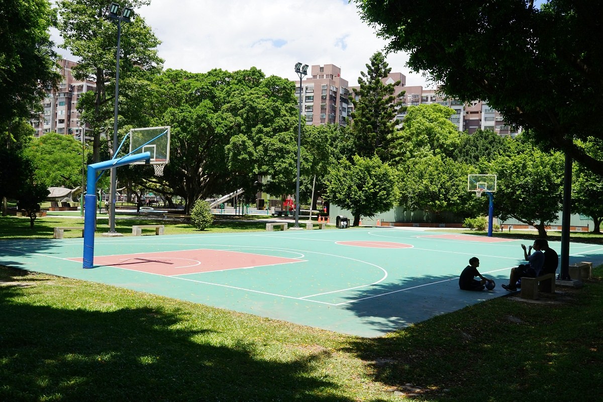 【桃園龜山親子景點推薦】龜山最老烏龜公園 溜滑梯塔+沙桌水道區 龜山中正公園