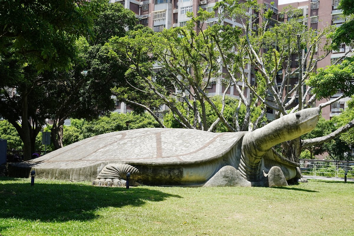 【桃園龜山親子景點推薦】龜山最老烏龜公園 溜滑梯塔+沙桌水道區 龜山中正公園