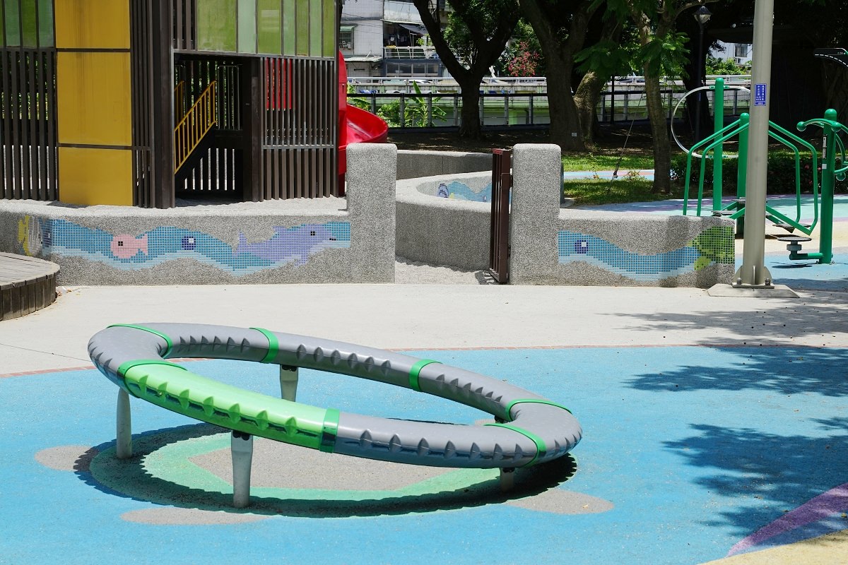 【桃園龜山親子景點推薦】龜山最老烏龜公園 溜滑梯塔+沙桌水道區 龜山中正公園