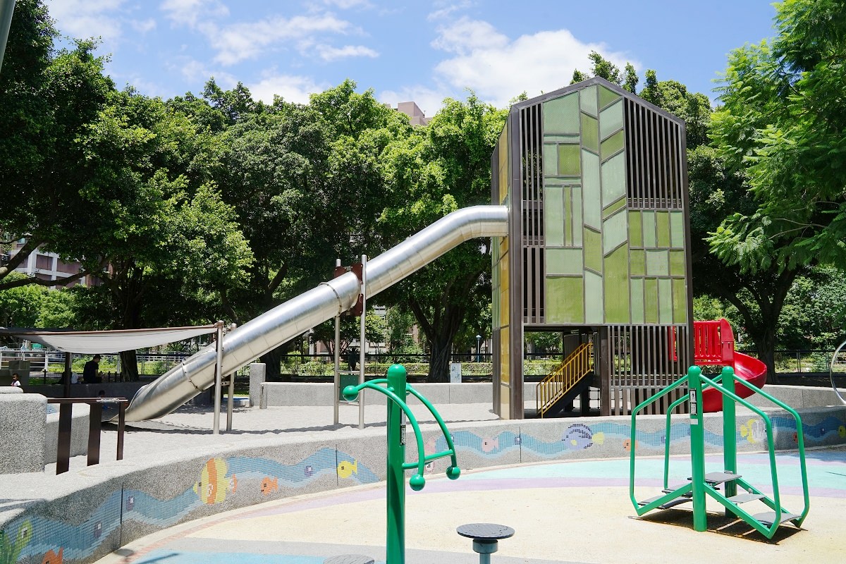 【桃園龜山親子景點推薦】龜山最老烏龜公園 溜滑梯塔+沙桌水道區 龜山中正公園