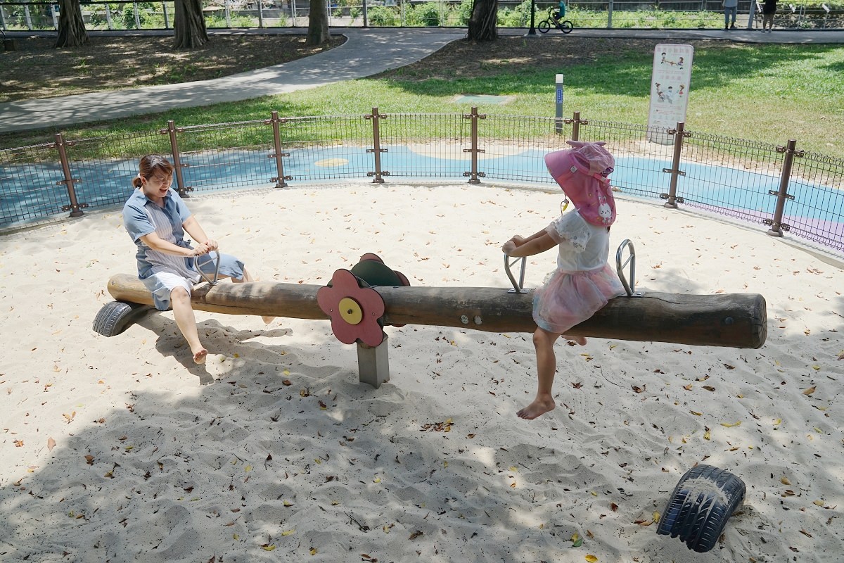 【桃園龜山親子景點推薦】龜山最老烏龜公園 溜滑梯塔+沙桌水道區 龜山中正公園