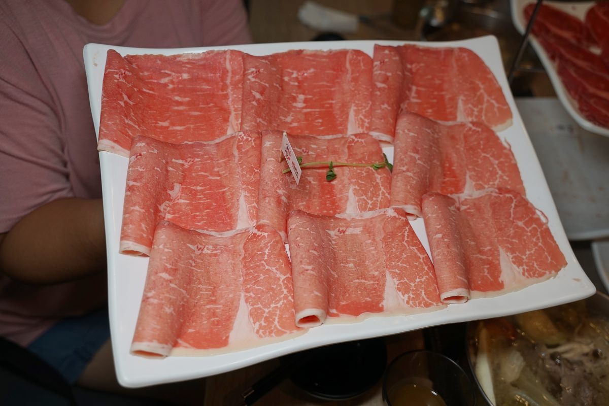 【中和火鍋推薦】肉老大山道老大爭霸賽 美國菲瑞牛雲霧肉塔100盎司挑戰賽 肉老大頂級肉品涮涮鍋中和永安店