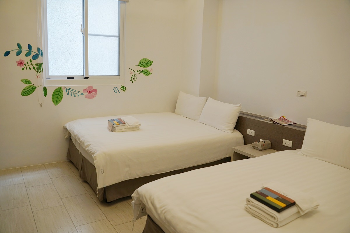 【台東旅店推薦】免費專屬停車場/遊戲室 純白日系彩繪牆 門廷若室河堤左岸館