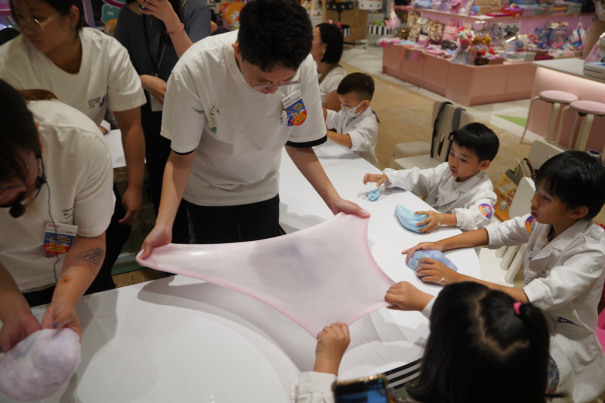 【UNIQUE史萊姆實驗室信義A8店】泡泡超新星派對沉浸式體驗 全台首創高質感親子體驗