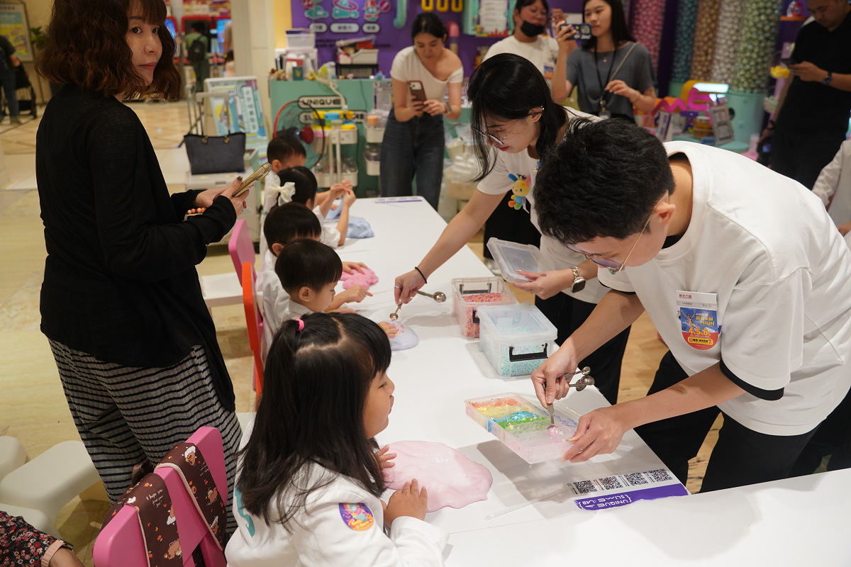 【UNIQUE史萊姆實驗室信義A8店】泡泡超新星派對沉浸式體驗 全台首創高質感親子體驗