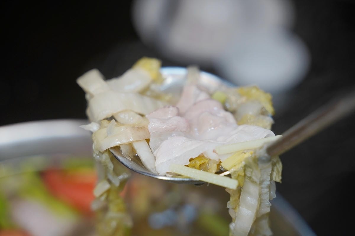 【華川宴麻辣火鍋蘆竹店】桃園蘆竹南崁麻辣火鍋推薦 特香麻辣+東北酸菜 麻辣鴨血豆腐免費續加