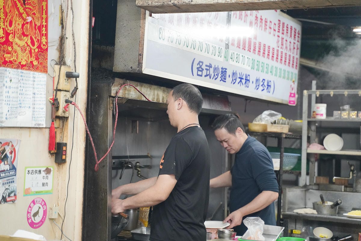 【桃園60元雞排飯】桃園火車站巷弄平價小吃 桃園市區無名小吃店 各式炒飯炒麵炒米粉炒冬粉 - 第5張圖 【桃園60元雞排飯】桃園火車站巷弄平價小吃 桃園市區無名小吃店 各式炒飯炒麵炒米粉炒冬粉