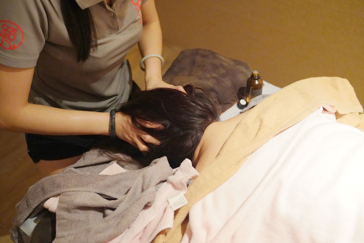 【路人養生館】中壢按摩推薦 指壓/油壓/孕婦按摩 經絡穴位深度放鬆首選 中優質按摩店網友激推