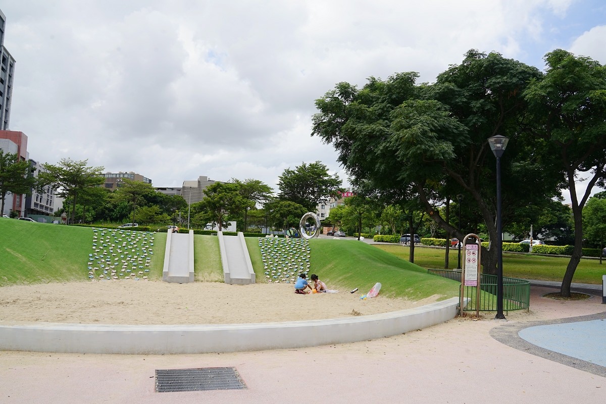 【桃園楊梅兒童公園推薦】楊梅沙坑遊玩好去處 磨石子溜滑梯/兒童攀岩場 富岡運動公園 - 第7張圖 【桃園楊梅兒童公園推薦】楊梅沙坑遊玩好去處 磨石子溜滑梯/兒童攀岩場 富岡運動公園