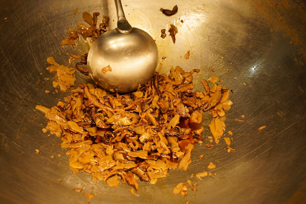 【新竹後站夜市小吃推薦】現場炒製鴨肉油飯 口感Q彈薑香味十足 庄腳情鴨肉油飯