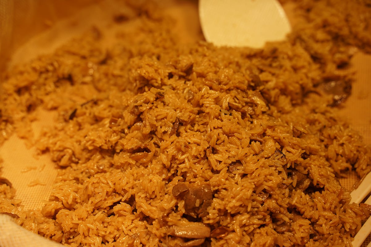 【新竹後站夜市小吃推薦】現場炒製鴨肉油飯 口感Q彈薑香味十足 庄腳情鴨肉油飯