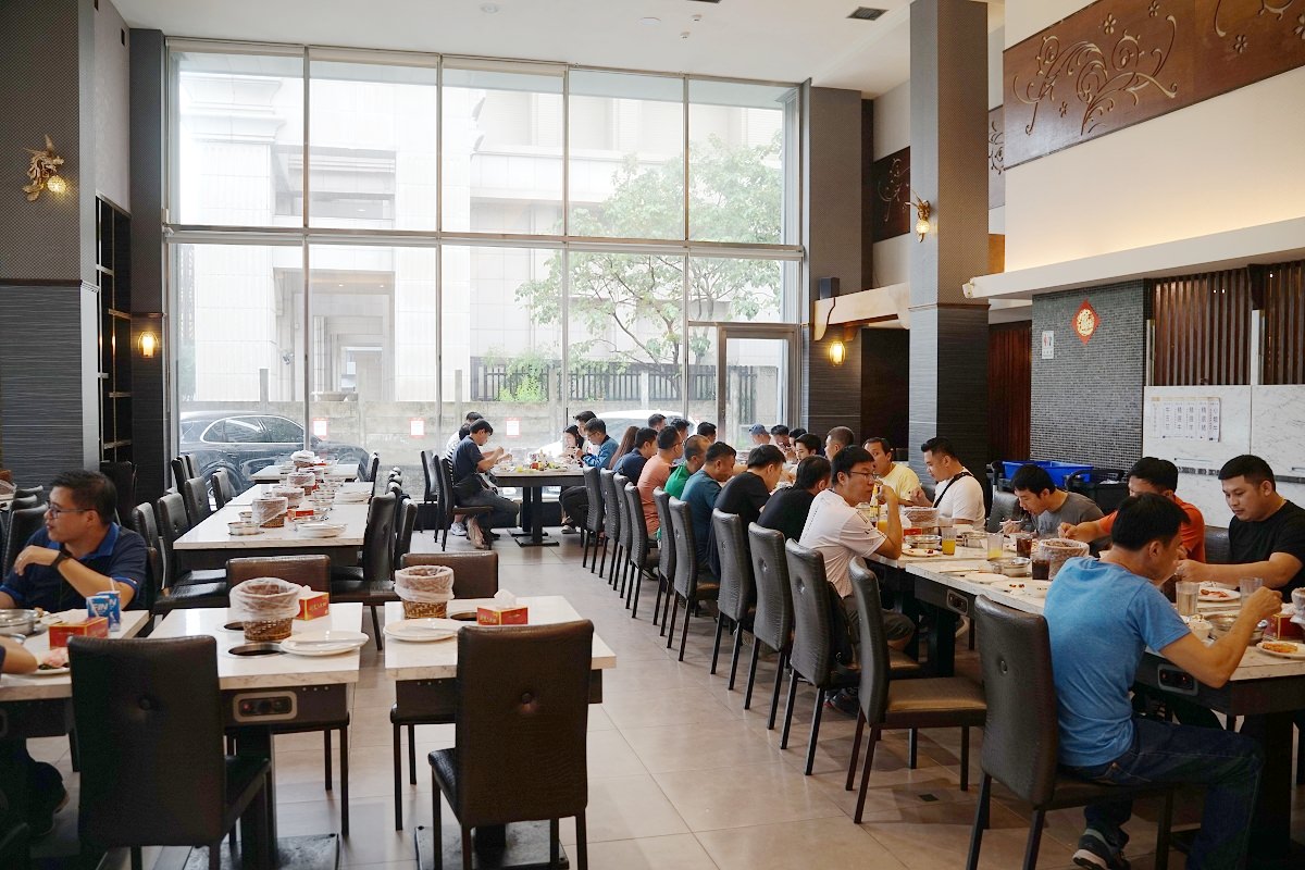 【台中南屯吃到飽推薦】台中聚餐餐廳好選擇 熟食百匯無限量供應吃到飽 羽葉麻辣火鍋台中都會館