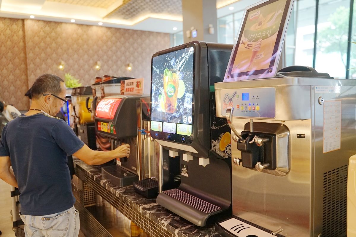 【台中南屯吃到飽推薦】台中聚餐餐廳好選擇 熟食百匯無限量供應吃到飽 羽葉麻辣火鍋台中都會館
