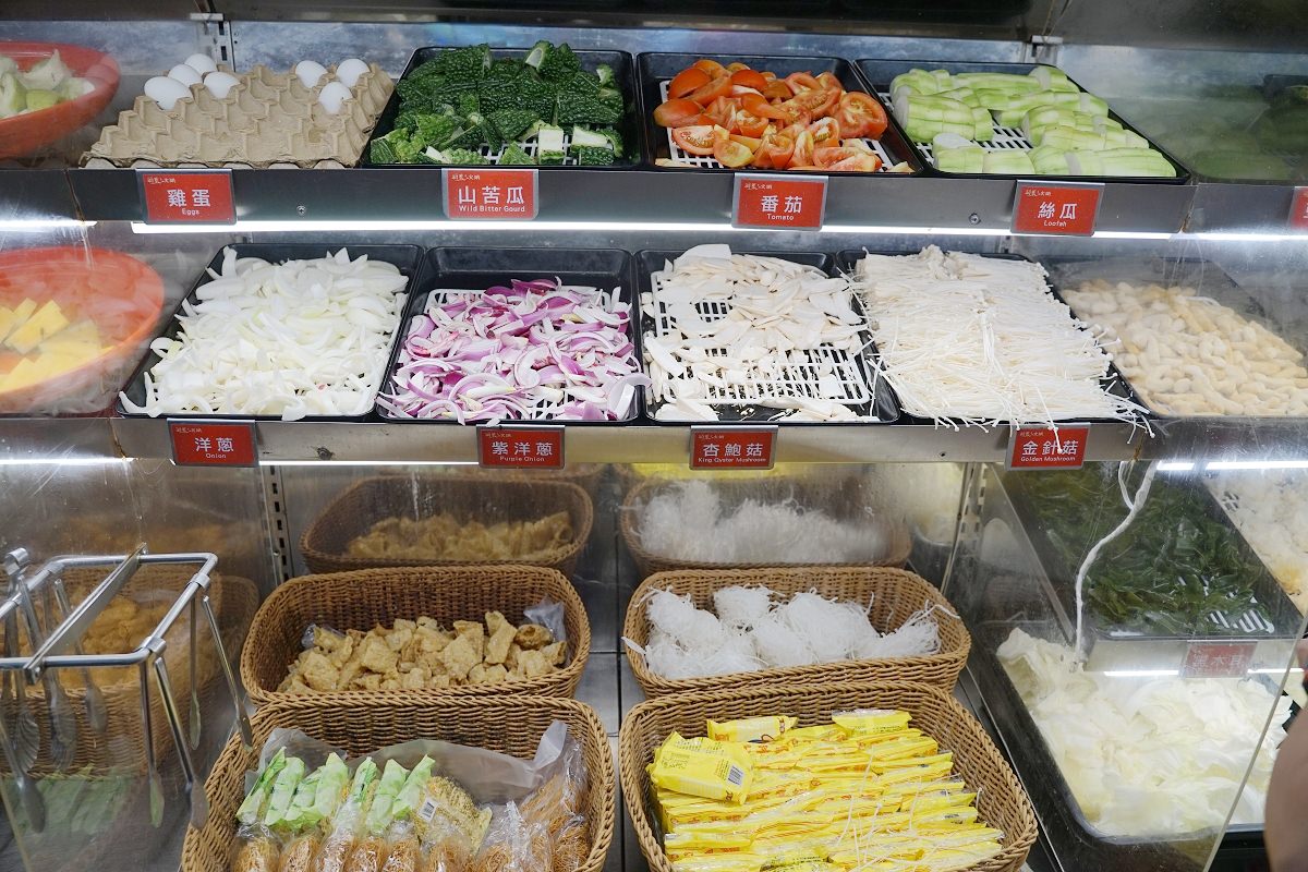 【台中南屯吃到飽推薦】台中聚餐餐廳好選擇 熟食百匯無限量供應吃到飽 羽葉麻辣火鍋台中都會館