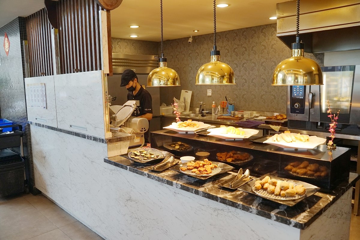 【台中南屯吃到飽推薦】台中聚餐餐廳好選擇 熟食百匯無限量供應吃到飽 羽葉麻辣火鍋台中都會館