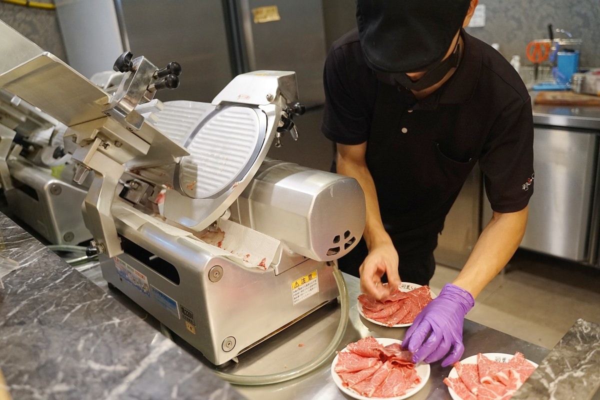 【台中南屯吃到飽推薦】台中聚餐餐廳好選擇 熟食百匯無限量供應吃到飽 羽葉麻辣火鍋台中都會館
