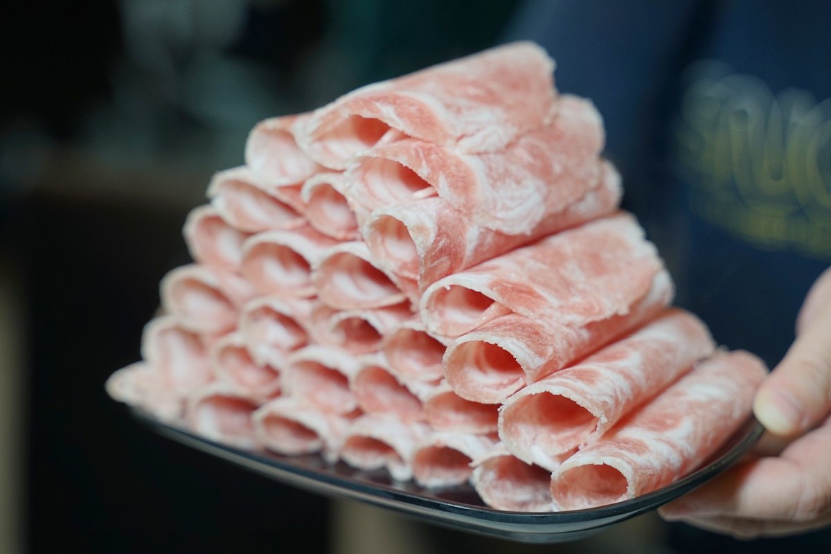 【台中南屯吃到飽推薦】台中聚餐餐廳好選擇 熟食百匯無限量供應吃到飽 羽葉麻辣火鍋台中都會館