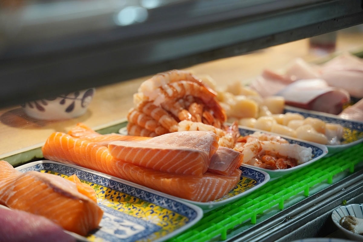 【漁匠甘霖】永樂市場超人氣排隊美食 每日新鮮食材生魚丼飯專門店 美味必點海膽三味/炙燒丼飯