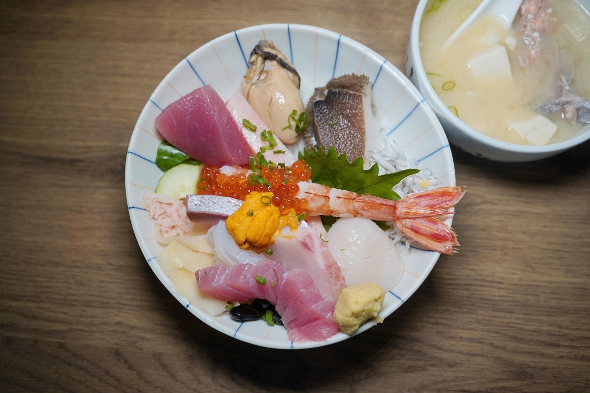 【漁匠甘霖】永樂市場超人氣排隊美食 每日新鮮食材生魚丼飯專門店 美味必點海膽三味/炙燒丼飯