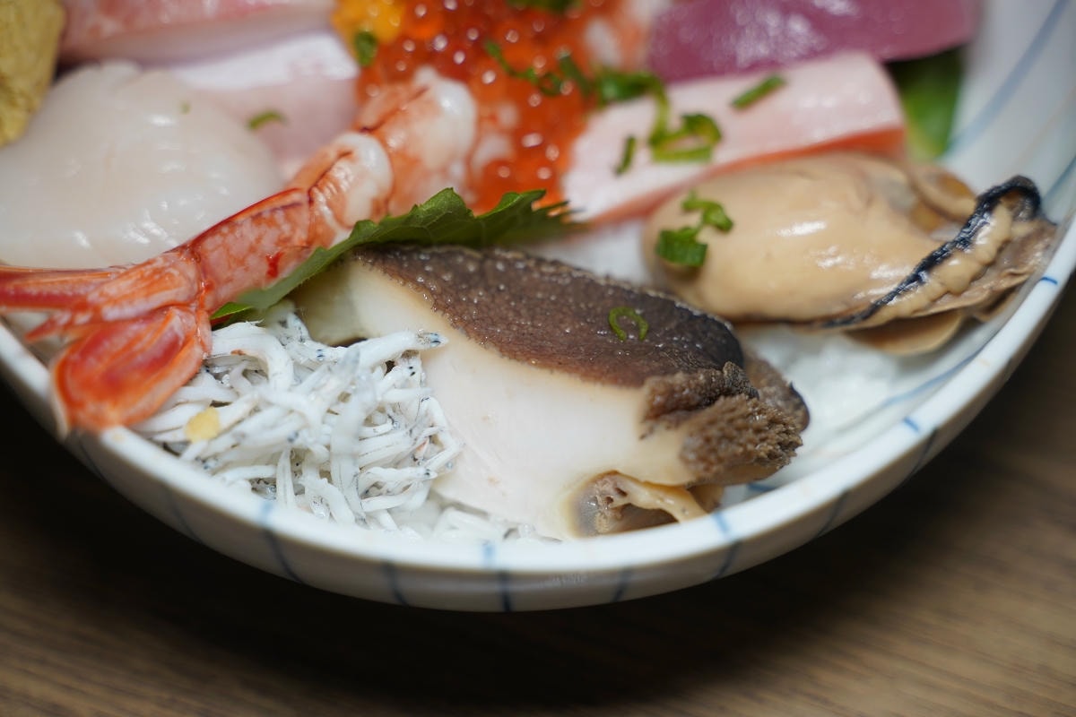 【漁匠甘霖】永樂市場超人氣排隊美食 每日新鮮食材生魚丼飯專門店 美味必點海膽三味/炙燒丼飯