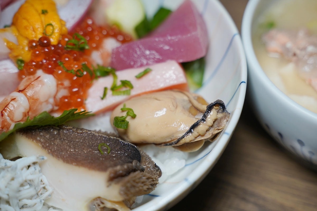 【漁匠甘霖】永樂市場超人氣排隊美食 每日新鮮食材生魚丼飯專門店 美味必點海膽三味/炙燒丼飯