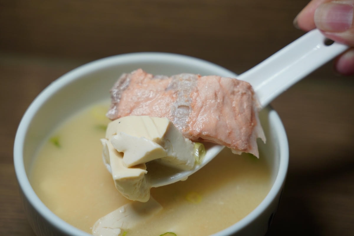 【漁匠甘霖】永樂市場超人氣排隊美食 每日新鮮食材生魚丼飯專門店 美味必點海膽三味/炙燒丼飯