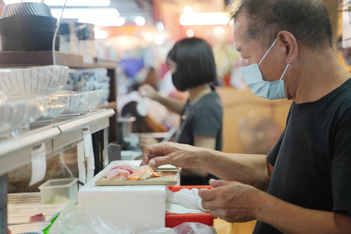 【漁匠甘霖】永樂市場超人氣排隊美食 每日新鮮食材生魚丼飯專門店 美味必點海膽三味/炙燒丼飯