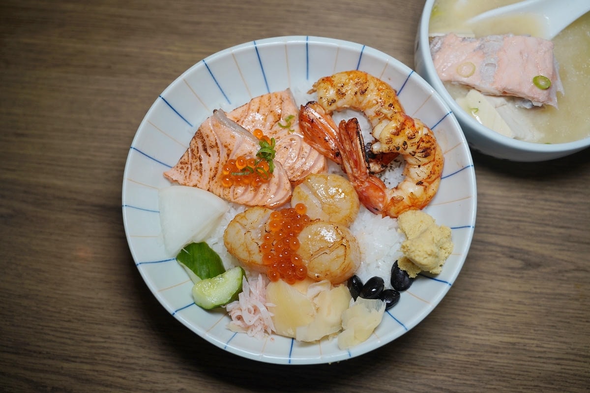 【漁匠甘霖】永樂市場超人氣排隊美食 每日新鮮食材生魚丼飯專門店 美味必點海膽三味/炙燒丼飯