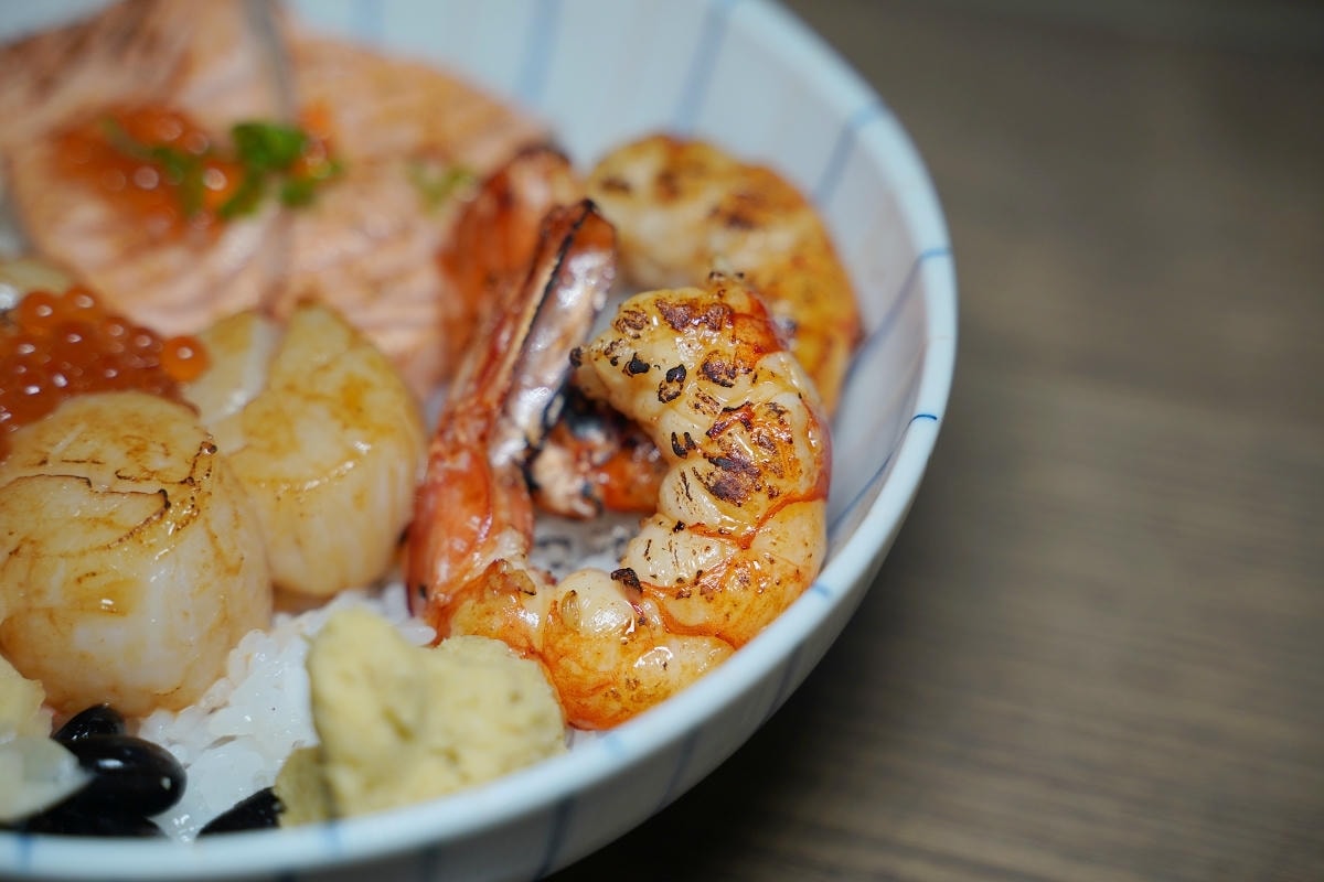 【漁匠甘霖】永樂市場超人氣排隊美食 每日新鮮食材生魚丼飯專門店 美味必點海膽三味/炙燒丼飯