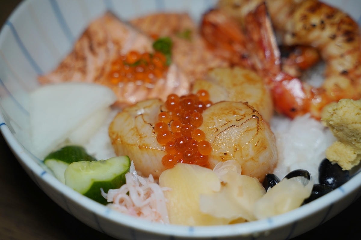 【漁匠甘霖】永樂市場超人氣排隊美食 每日新鮮食材生魚丼飯專門店 美味必點海膽三味/炙燒丼飯