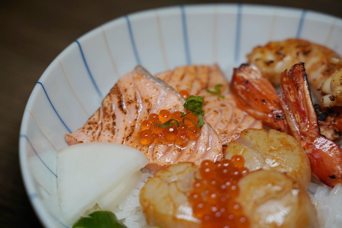 【漁匠甘霖】永樂市場超人氣排隊美食 每日新鮮食材生魚丼飯專門店 美味必點海膽三味/炙燒丼飯