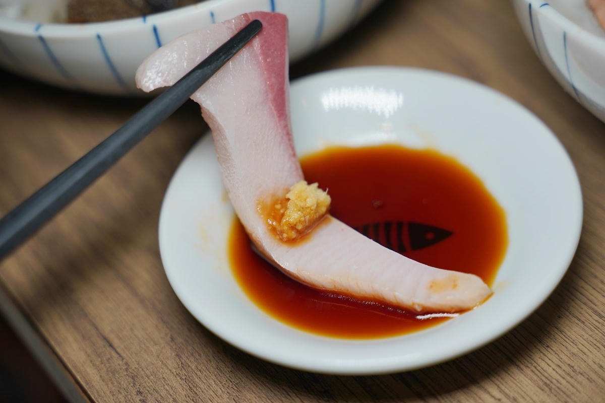 【漁匠甘霖】永樂市場超人氣排隊美食 每日新鮮食材生魚丼飯專門店 美味必點海膽三味/炙燒丼飯