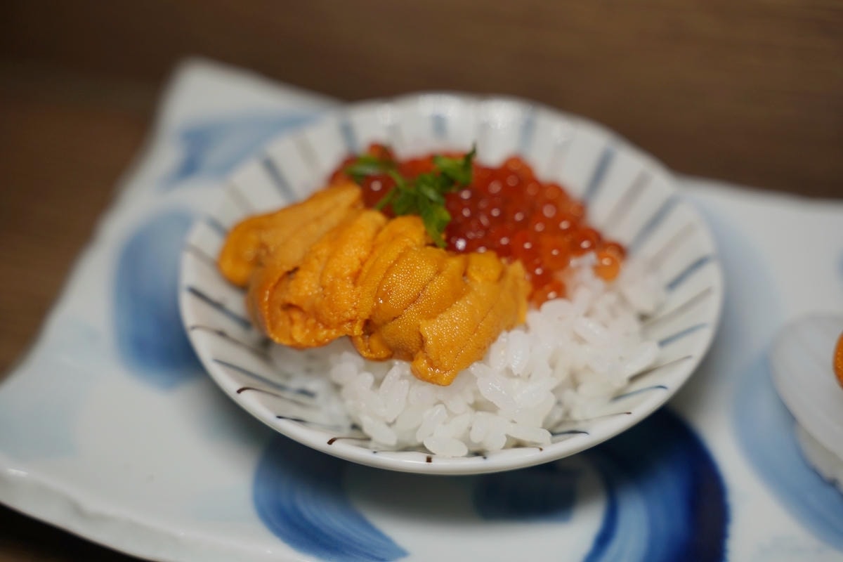 【漁匠甘霖】永樂市場超人氣排隊美食 每日新鮮食材生魚丼飯專門店 美味必點海膽三味/炙燒丼飯