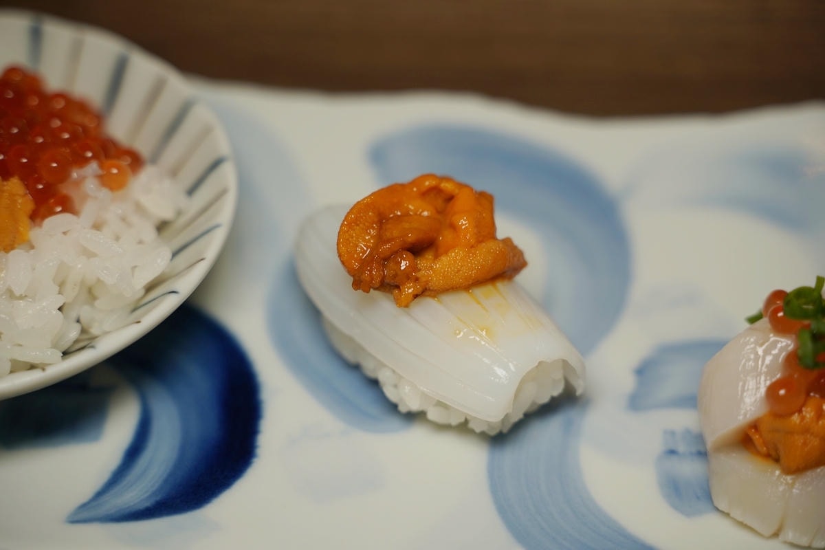 【漁匠甘霖】永樂市場超人氣排隊美食 每日新鮮食材生魚丼飯專門店 美味必點海膽三味/炙燒丼飯