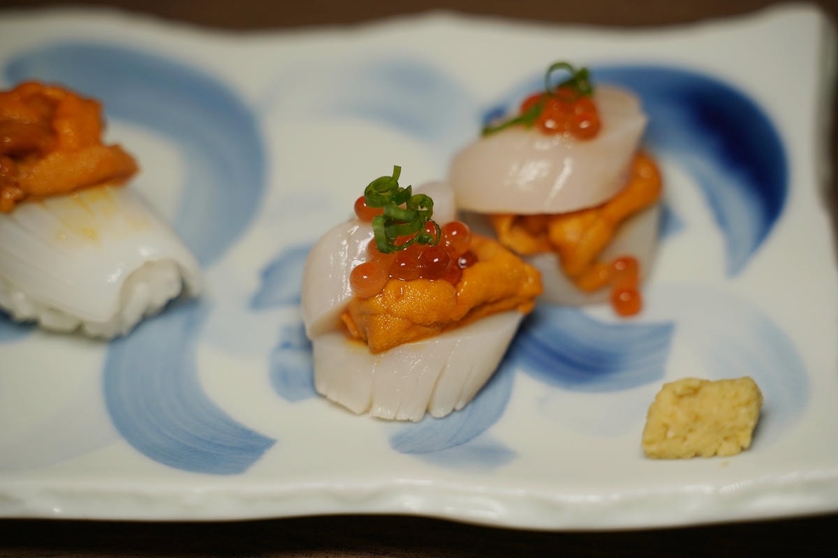 【漁匠甘霖】永樂市場超人氣排隊美食 每日新鮮食材生魚丼飯專門店 美味必點海膽三味/炙燒丼飯