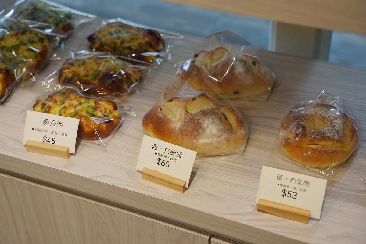 【中壢麵包店推薦】育英路上手作質感烘焙坊 超人氣秒殺明太子法國麵包必吃 食在好胖烘焙坊