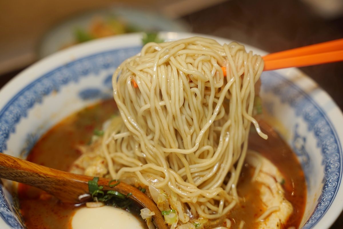 【竹北拉麵推薦】台式風味特色拉麵 美味必點烏金仙草姥麵/夥房麻辣姥麵 姥夥房竹北鹿場店