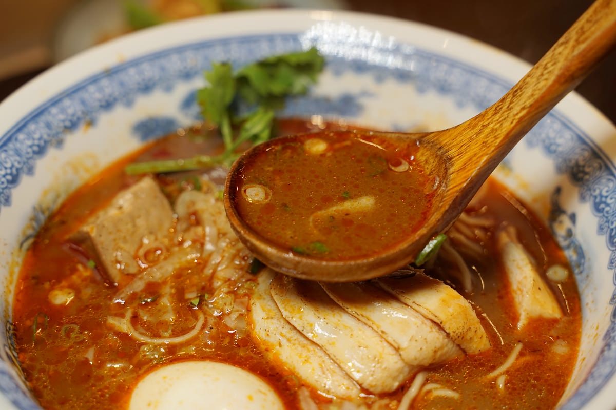 【竹北拉麵推薦】台式風味特色拉麵 美味必點烏金仙草姥麵/夥房麻辣姥麵 姥夥房竹北鹿場店