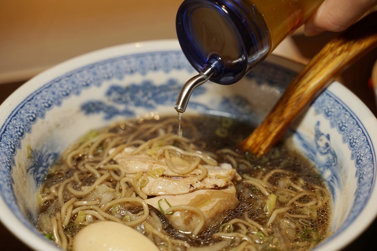 【竹北拉麵推薦】台式風味特色拉麵 美味必點烏金仙草姥麵/夥房麻辣姥麵 姥夥房竹北鹿場店